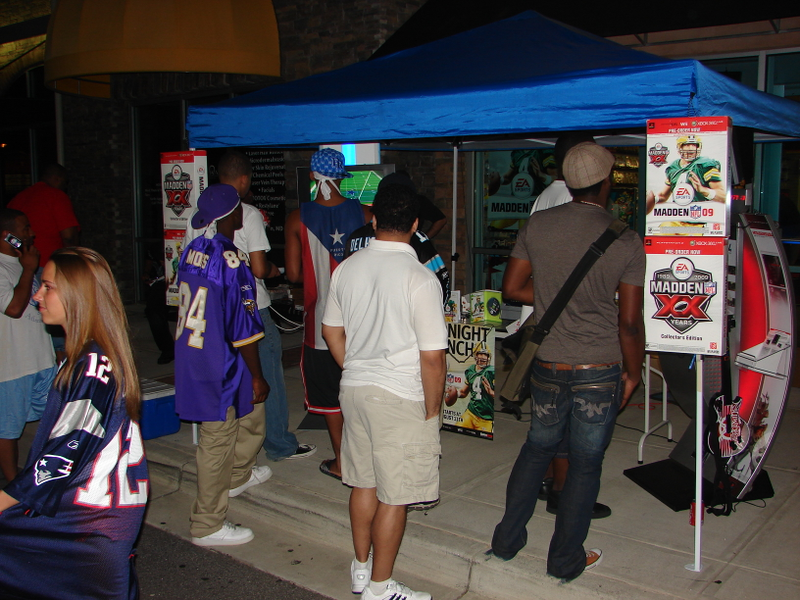 Illustration for article titled Madden 09 Launch - GameStop Goes The Extra Yard